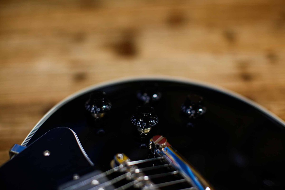 ブログ】お客様オーダーのCrews LED CUSTOM が完成しました。 – Guitar Shop Hoochie's